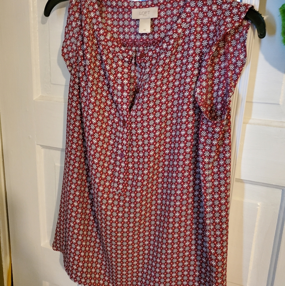 Ann Taylor Loft size XS Red Floral Blouse